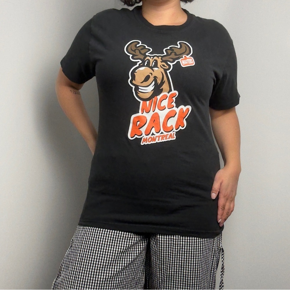 ⚪️ Hooters “Nice Rack” Graphic T-Shirt with Moose Design